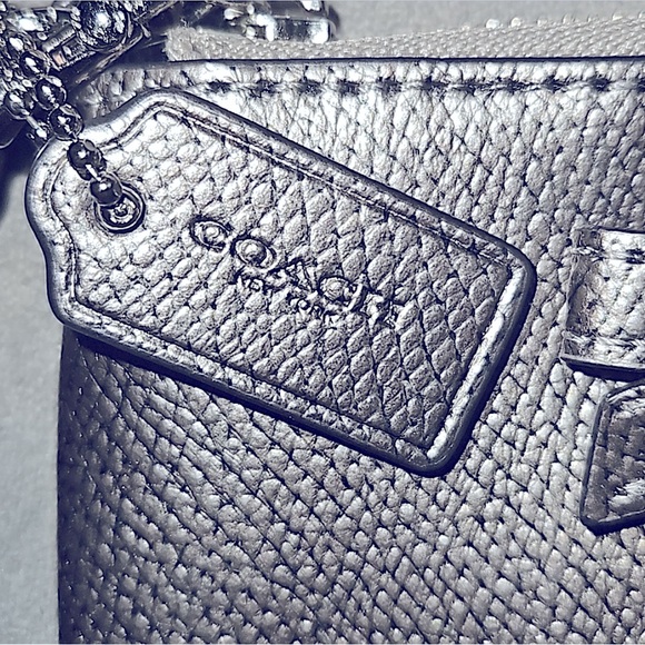 • Coach Bow, Turn-Lock, Corner-Zip Wristlet, Platinum - Picture 4 of 4